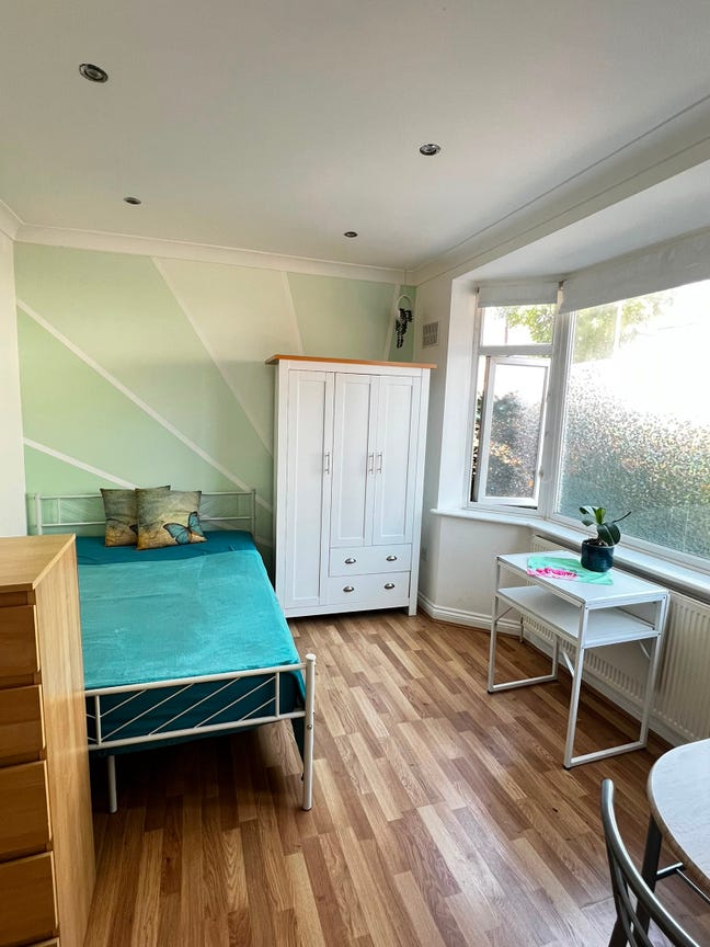 Bills Included-Stunning Studio Flat in Hendon NW4 Main Photo
