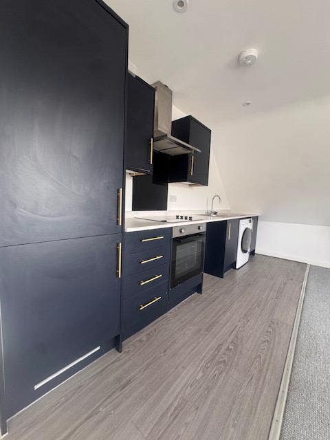 2 Bed Flat, Fetcham, KT22 Main Photo