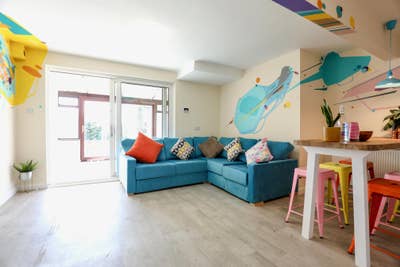 Modern Rooms in Fantastic House Available! Main Photo