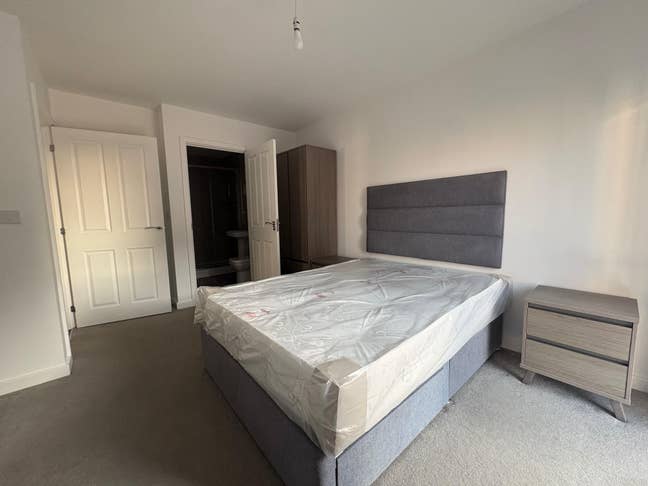 Ensuite in a 2-bedroom flat near Brindley Place Main Photo