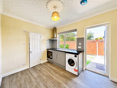 Studio Apartment with Outside Space - Wyndale Aven Main Photo