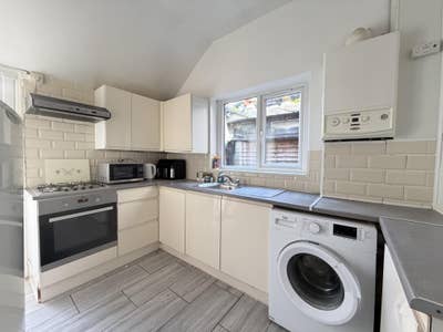 Newly Decorated Garden Flat Main Photo