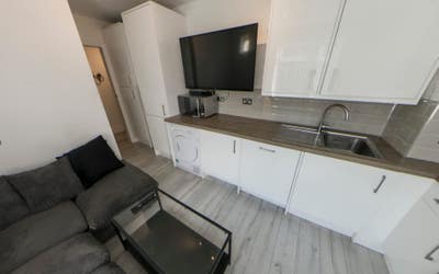 2 double rooms to rent in Clapham North Main Photo