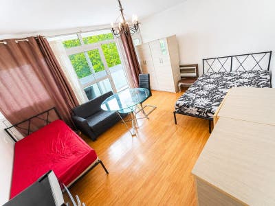 Huge Double Size room In Bow Inc bills+Balcony Main Photo