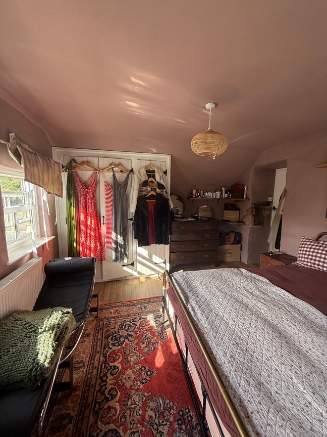 Large light room with king bed - bills included Main Photo