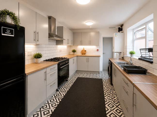 🏠LARGE Modern Rooms 3x Bathrooms No BIlls to Pay! Main Photo