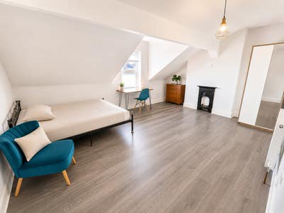 🏠LARGE Modern Rooms 3x Bathrooms No BIlls to Pay! Main Photo