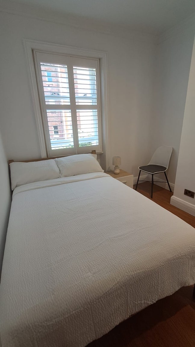 Lovely bright  south facing room in w14 0RJ Main Photo
