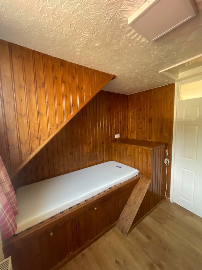 Lovely single room in well kept clean house  Main Photo