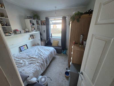 Small Double Room, great transport, amazing garden Main Photo