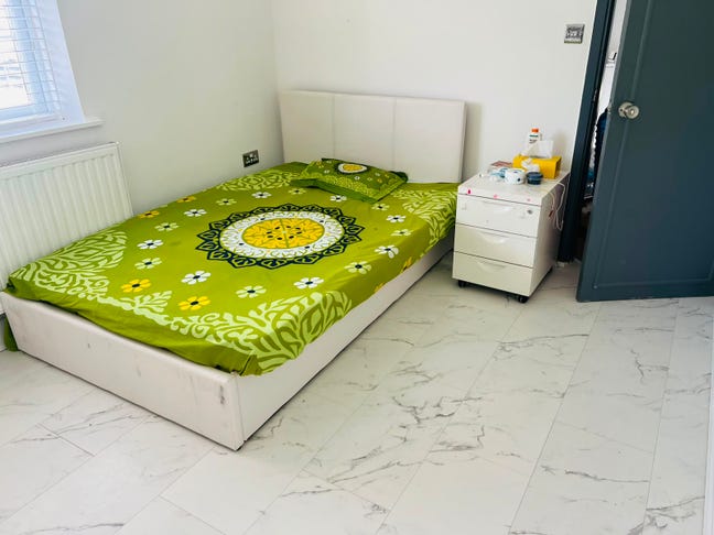 One double hrooms available in a well-kept house,  Main Photo