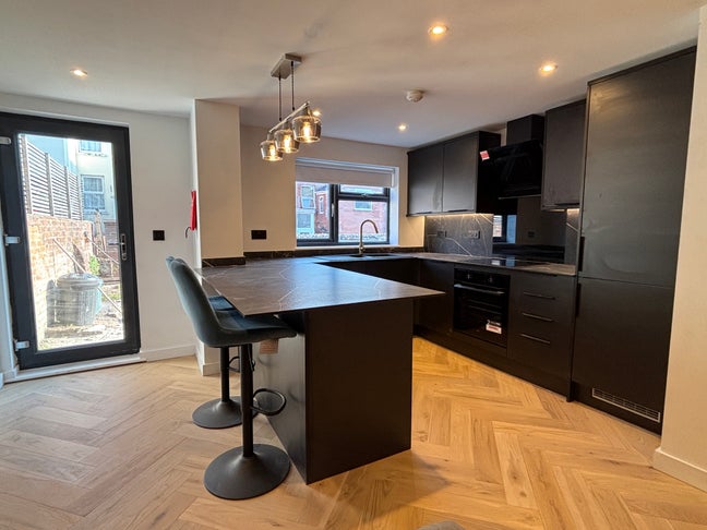 New Refurbished Luxury House Share - Females Pref Main Photo