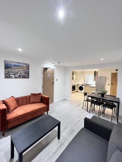 Modern Rooms Available in Quiet Shared House Main Photo