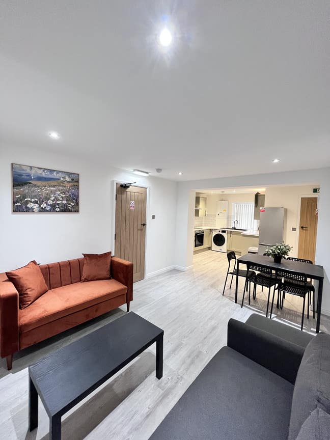 Modern Rooms Available in Quiet Shared House Main Photo