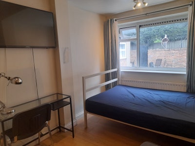ST3/Longton. Double + Sofa +TV + Parking! Main Photo