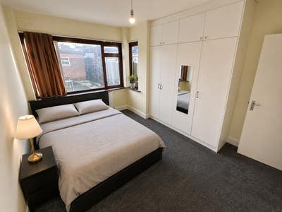 Fantastic 2 Bed in Manor Park W Garden Main Photo