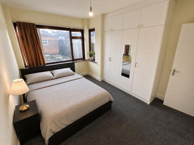 Fantastic 2 Bed in Manor Park W Garden Main Photo