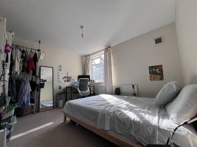 Spacious room in big house, top location Main Photo