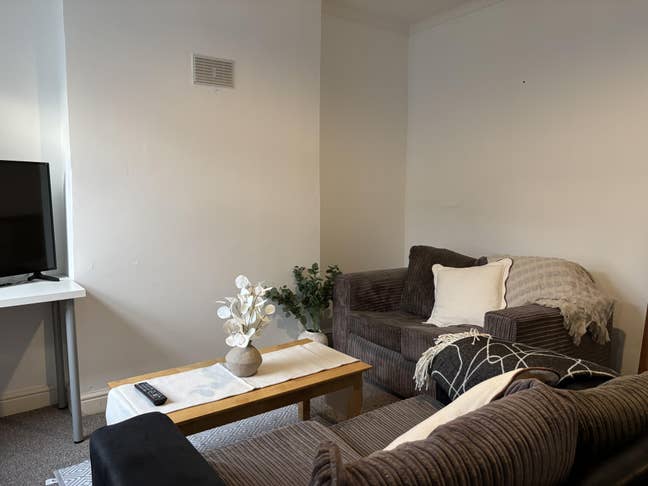 Lovely Modern Student House - 2 off Suite Rooms  Main Photo