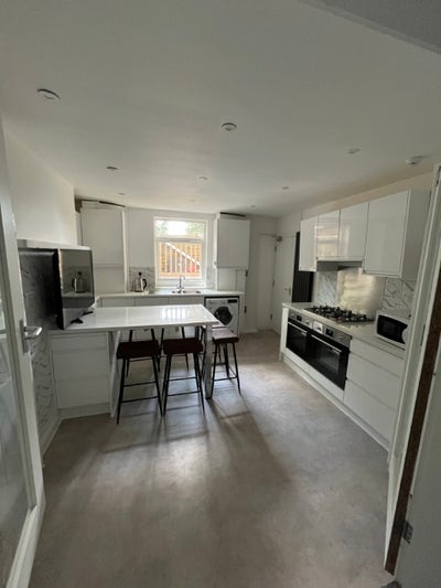 Newly Renovated Spacious House Main Photo