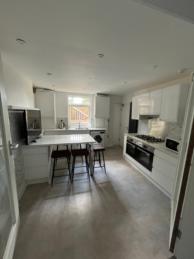 Newly Renovated Spacious House Main Photo