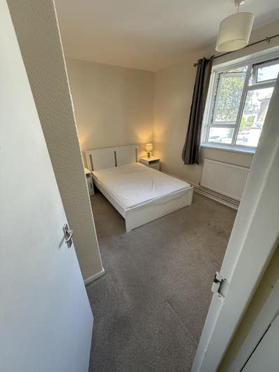 Double Room available in quiet house Main Photo