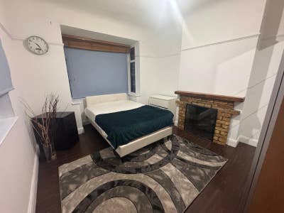 Spacious Double Room Available in Colliers Wood –  Main Photo