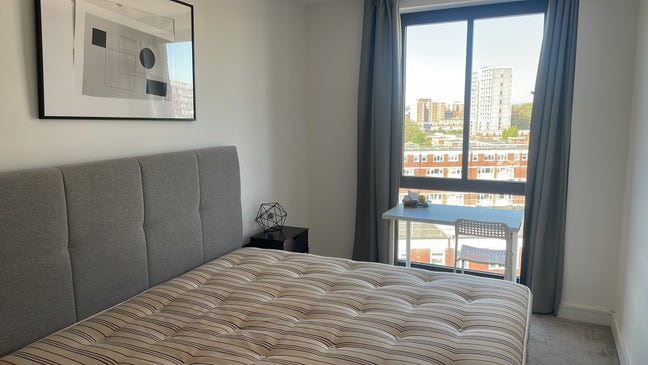 Top-floor en-suite, gym & London views Main Photo