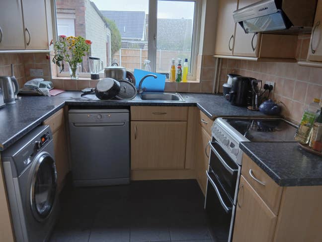 Spacious Double Room | Bills Included | Parking Main Photo