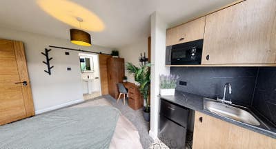 🏡 Newly Refurbished En-Suite Rooms – M24💛 Main Photo