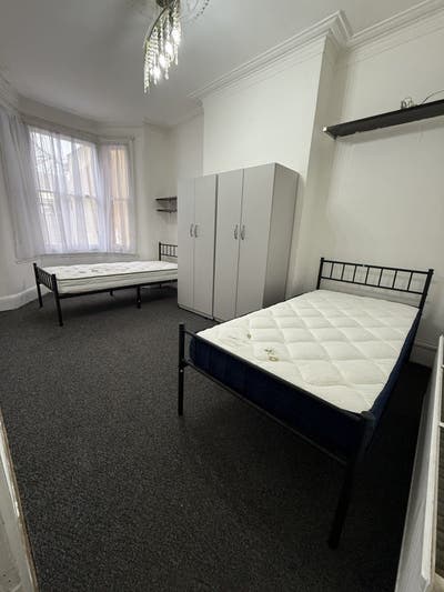 Double room to let Ilford 1Min walk to ilford lane Main Photo