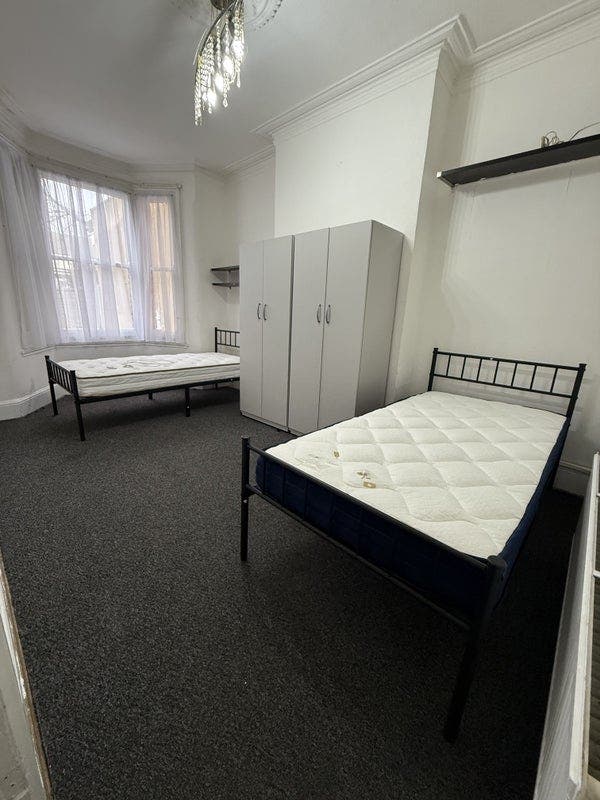 Double room to let Ilford 1Min walk to ilford lane Main Photo