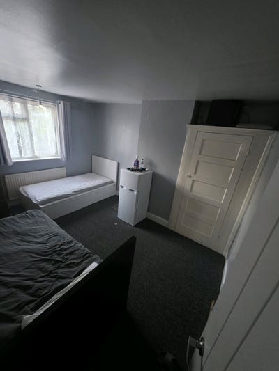 Large double room available for rent in Lu31sh  Main Photo