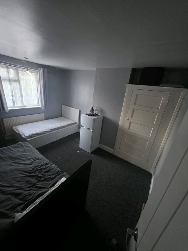 Large double room available for rent in Lu31sh  Main Photo