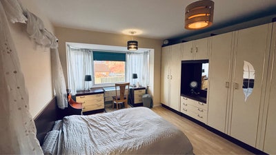 Spacious double room with a lot of storage space Main Photo
