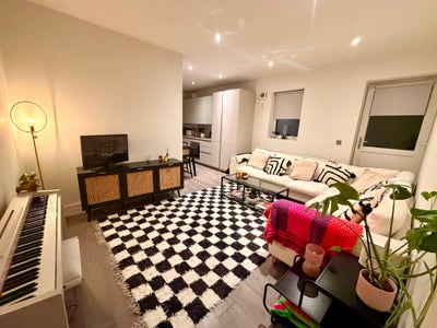 Spacious double bedroom in 2 bedroom 2 bathroom Main Photo
