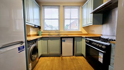 Large double room in professional flat available i Main Photo