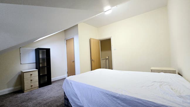 Large double room in professional flat available i Main Photo
