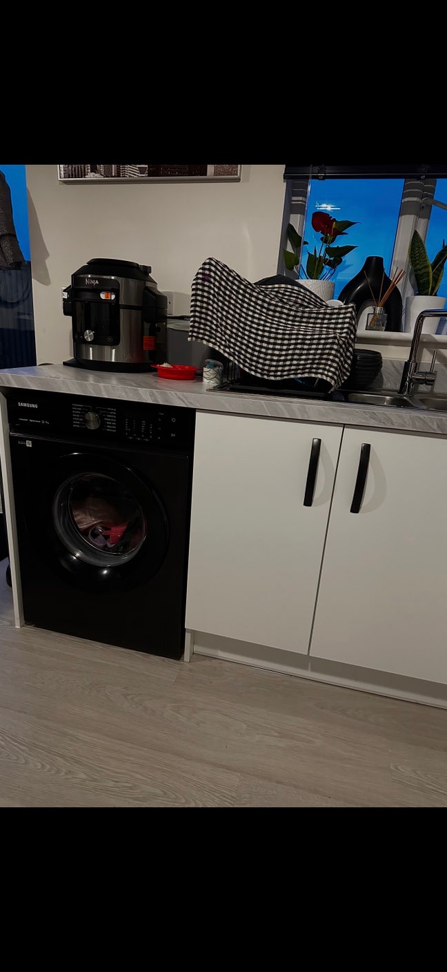 1 room to rent shared living  Main Photo