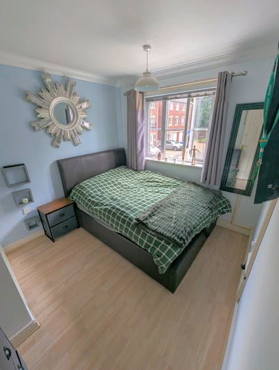 Double Room in Modern Town House Main Photo