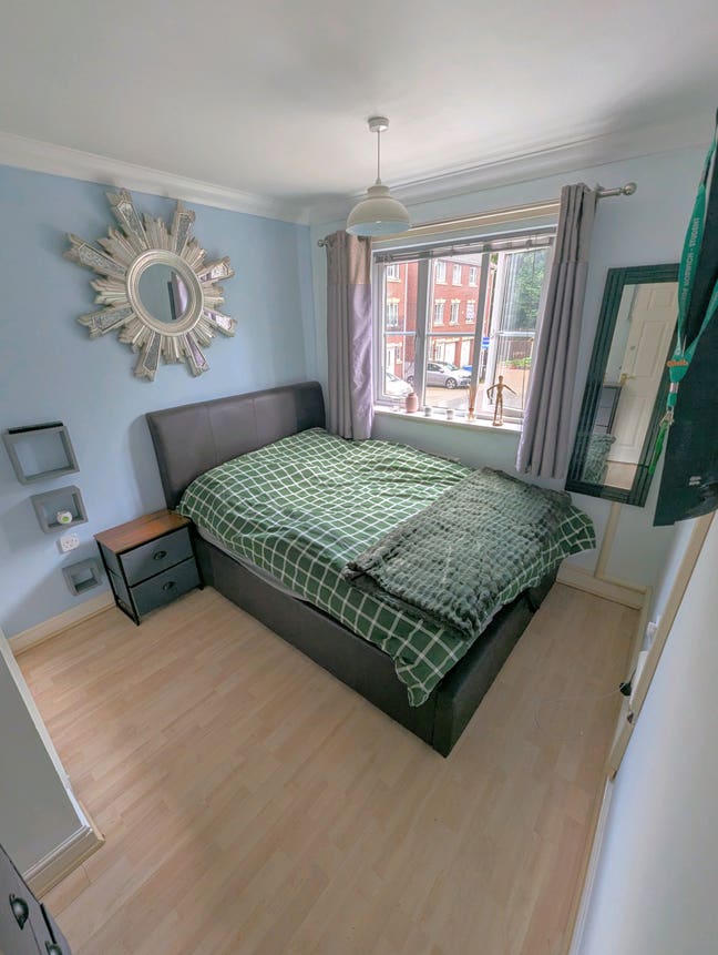 Double Room in Modern Town House Main Photo