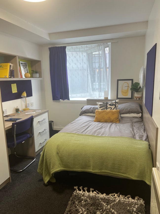 Large double ensuite room near train station Main Photo