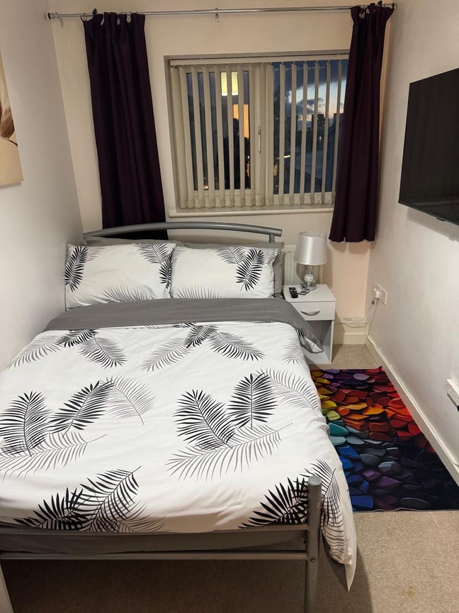 A large double bed room with a private toilet/bath Main Photo