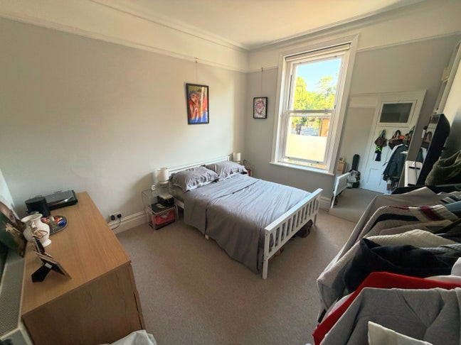 Large room in 3 bed flat Oval Main Photo