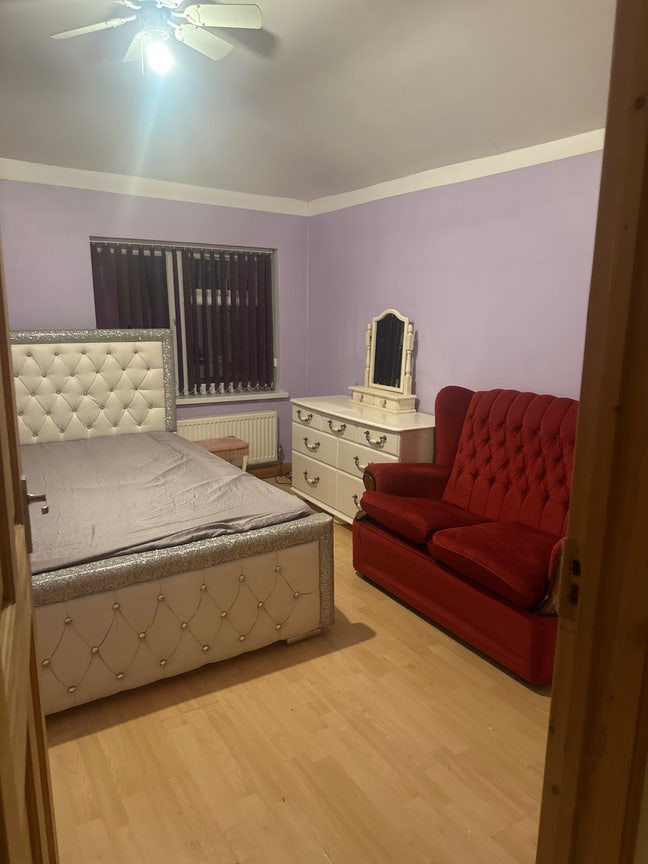 King size room for rent  Main Photo