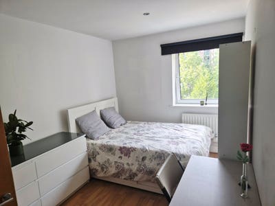 1 dbl bedroom in modern flat Main Photo