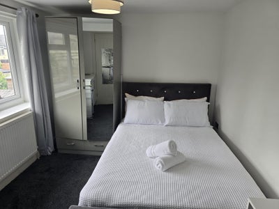 Spacious Ensuite Room, Bills Inc. – Available Now Main Photo