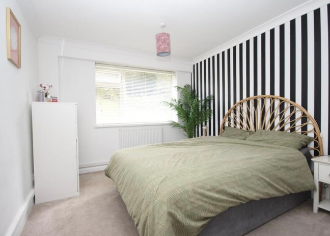 Double bedroom in 3 bed flat ground floor flat Main Photo