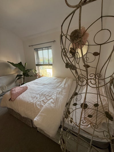 Large double room for FEMALE  Main Photo