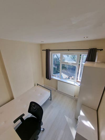 Zone 2 Peckham • Cozy Furnished Single • All Bills Main Photo